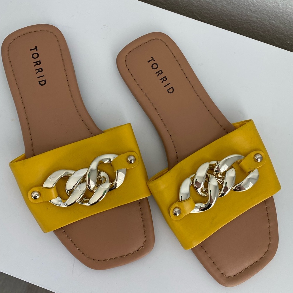 Torrid mustard yellow chain slide sandals chic women’s size 7WW